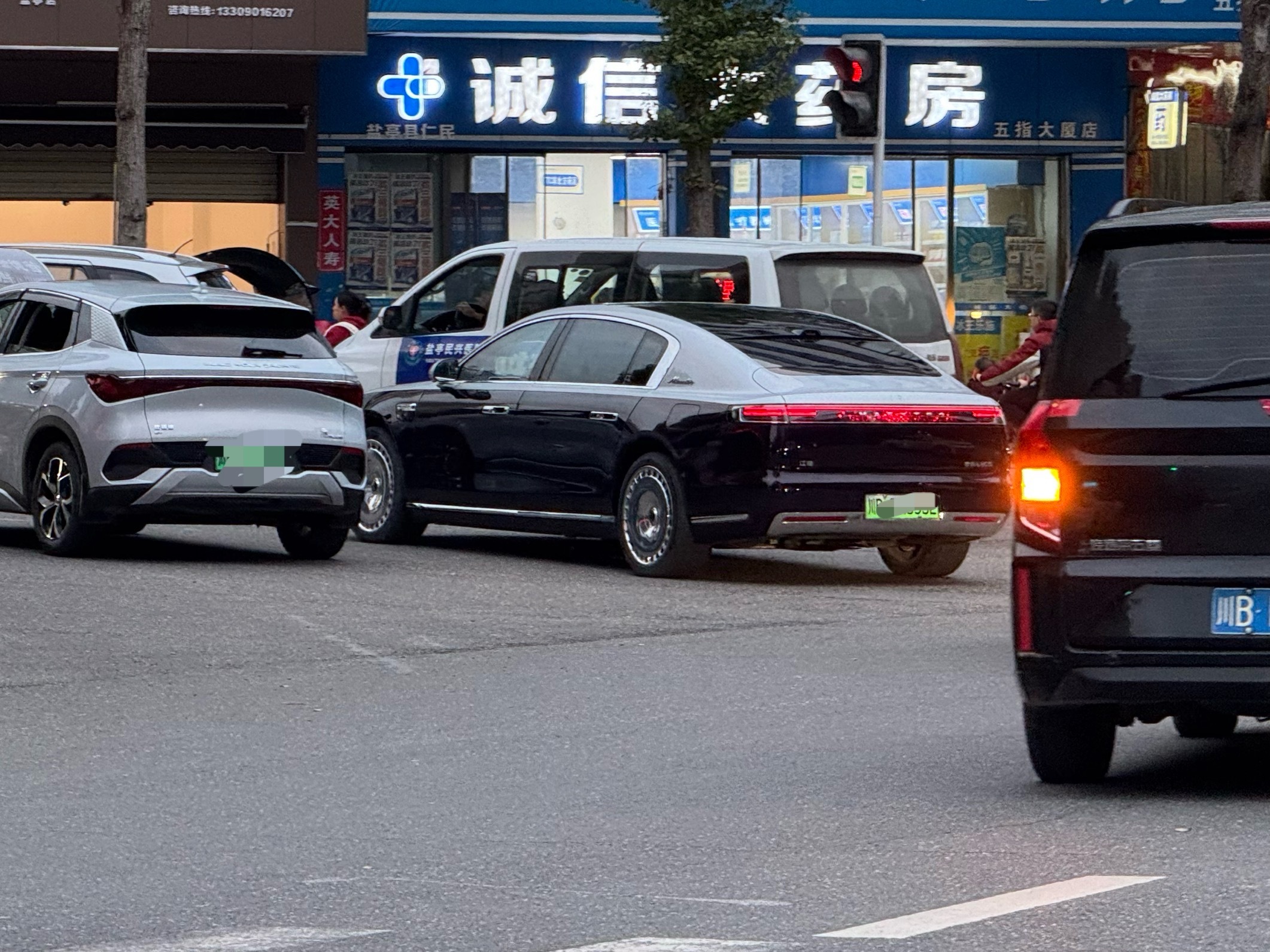 偶遇一台尊界S800，远远的双色车身配上标志性的大溜背～无疑这车的确是非常成功的