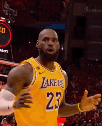 神奇老汉，一防一攻，救湖人于水火！詹姆斯随手掏断球，随后又来记三分，把火箭打停不