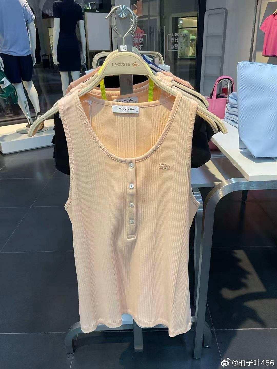 有些男的喜欢在女人面前说大话好体现自己富有品位好殊不知在我眼里你就是十三