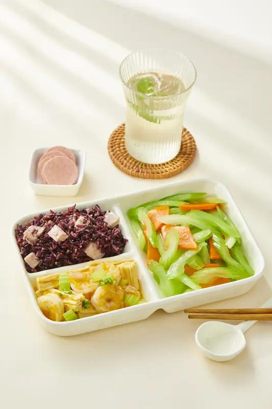 如果一天只吃两餐，我会选早餐和午餐。早餐真的太重要啦，它能给身体补充能量，让精神