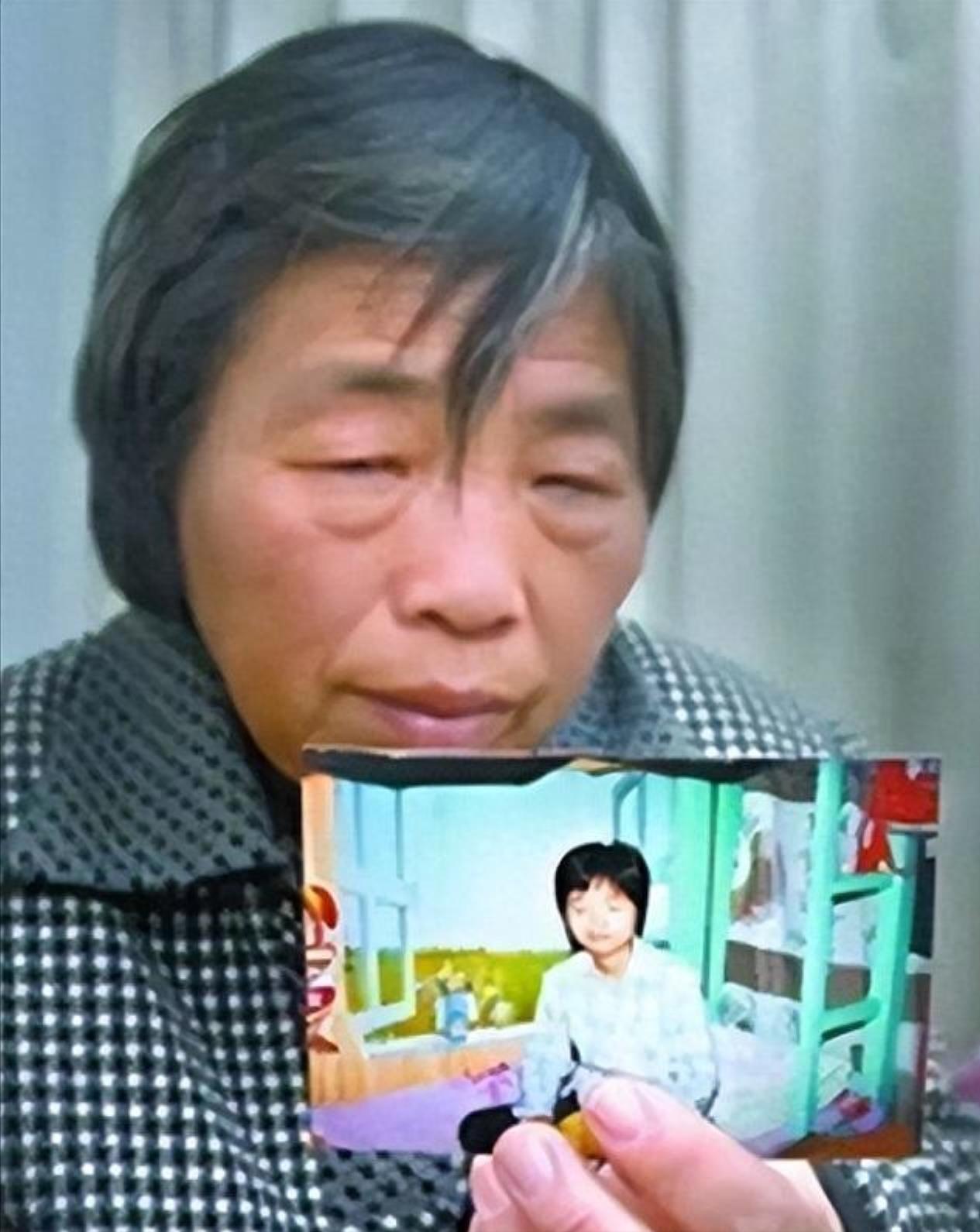 湖北学霸杨元元带母上学，最终厕所自缢身亡，活生生被母亲吸干血。
 
2009年1