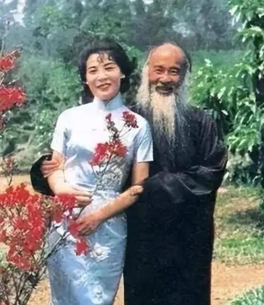 1945年，张大千收了个16岁的女徒弟。结果女徒弟画技还没进步，肚子先大了，她找