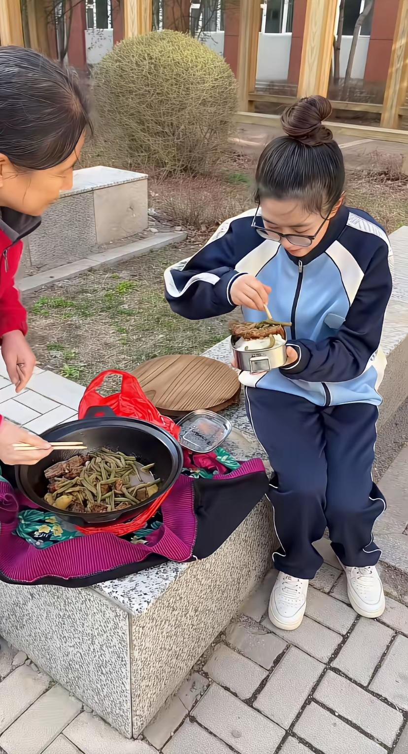 看哭了，恩重如山都抵不过这一幕！