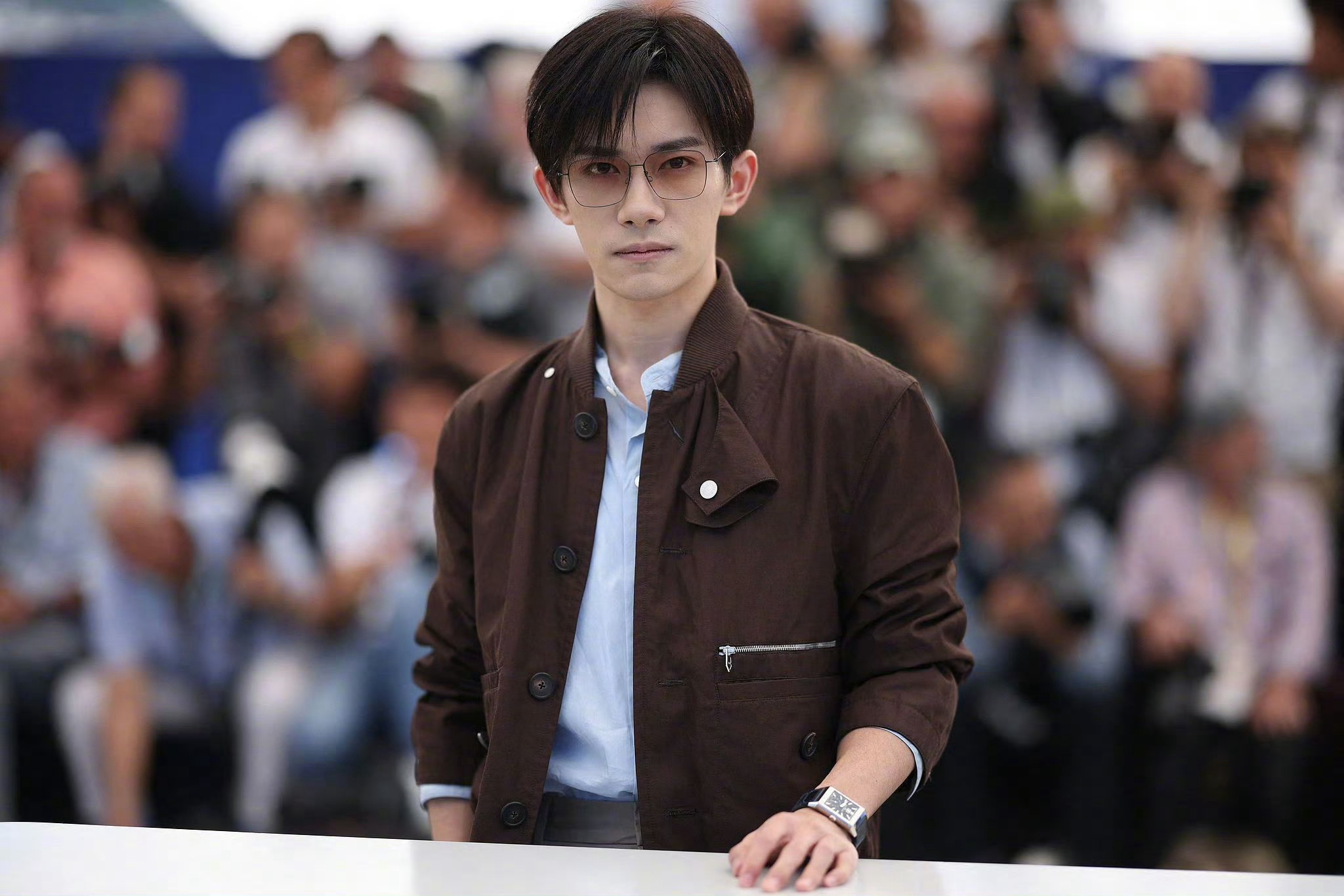 第78届戛纳电影节，亮相《狂野时代》photocall 媒体见面会的易烊千玺 和