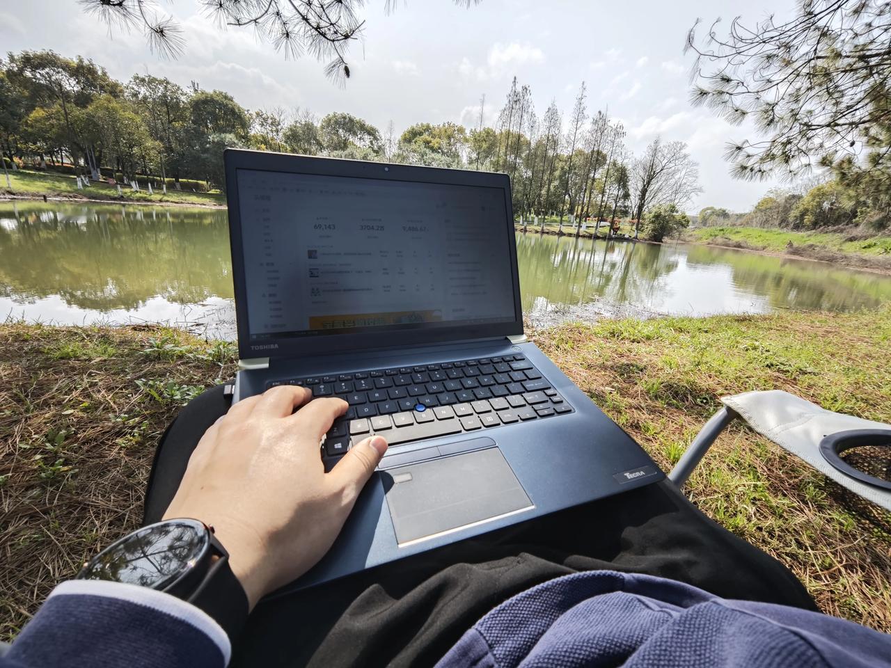 用洋垃圾笔记本办公真舒服，我是东芝X40e触屏版，升级了32G双通道，下午边晒太