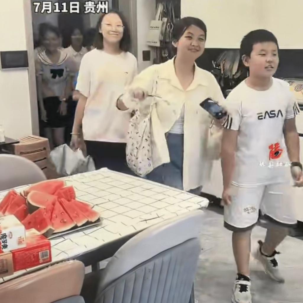 万万没想到。贵州，一男孩告诉妈妈，要邀请同学来家里吃饭，妈妈起初以为就儿子的人缘