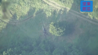 俄军 立方体不堪大用。库尔斯克方向，乌军一门M777在田野边树林开炮，无人侦察机