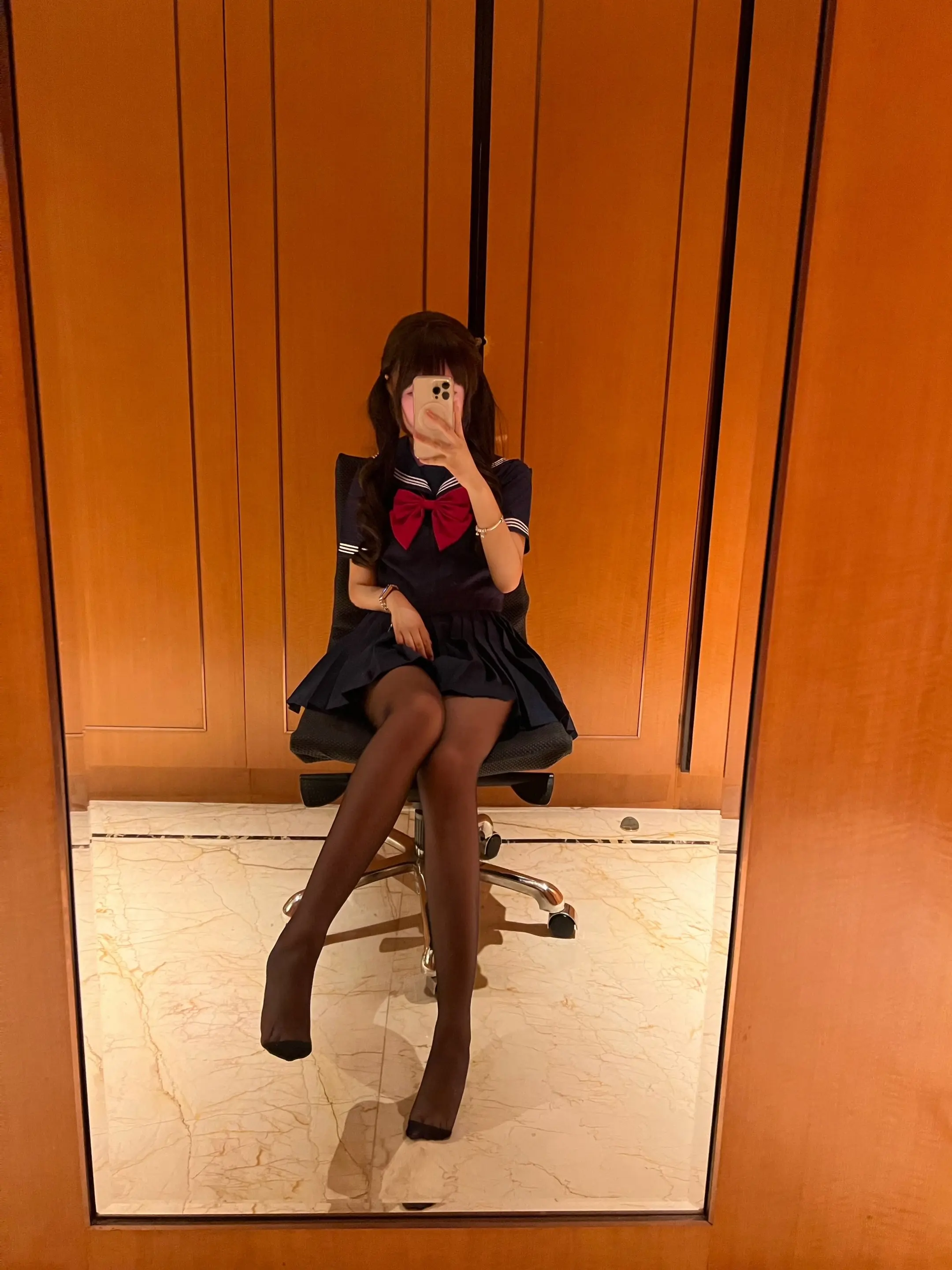 你继续不给我发消息，我一个人捧着手机等你，一点都不累，不冷哼！つω<。