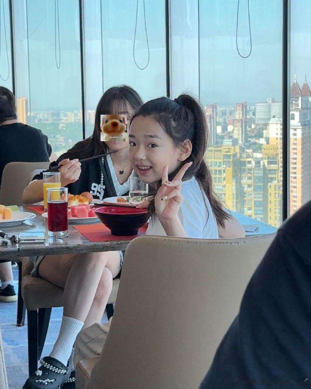 景德镇偶遇董璇小酒窝景德镇偶遇董璇小酒窝吃早餐 有人在景德镇吃早餐碰到董璇和小酒