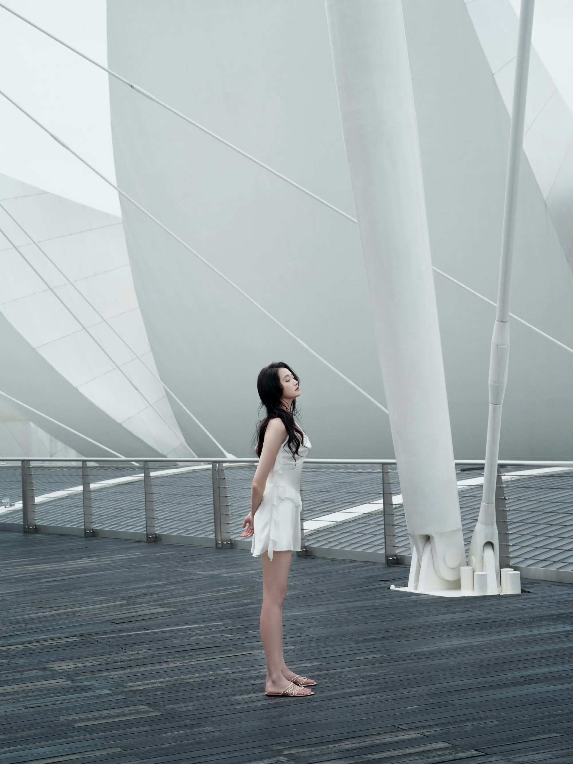 完全完全腿精来的 根本不挑角度 坐or站都挡不住的超绝比例！关晓彤比例 没有拉腿