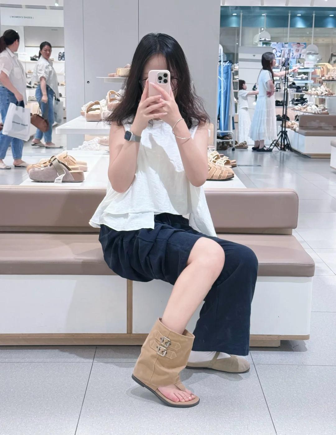 我就请问呢这叫什么鞋？？
还真的挺好看的，请问怎么搭配[笑哭][笑哭] 美丽的鞋