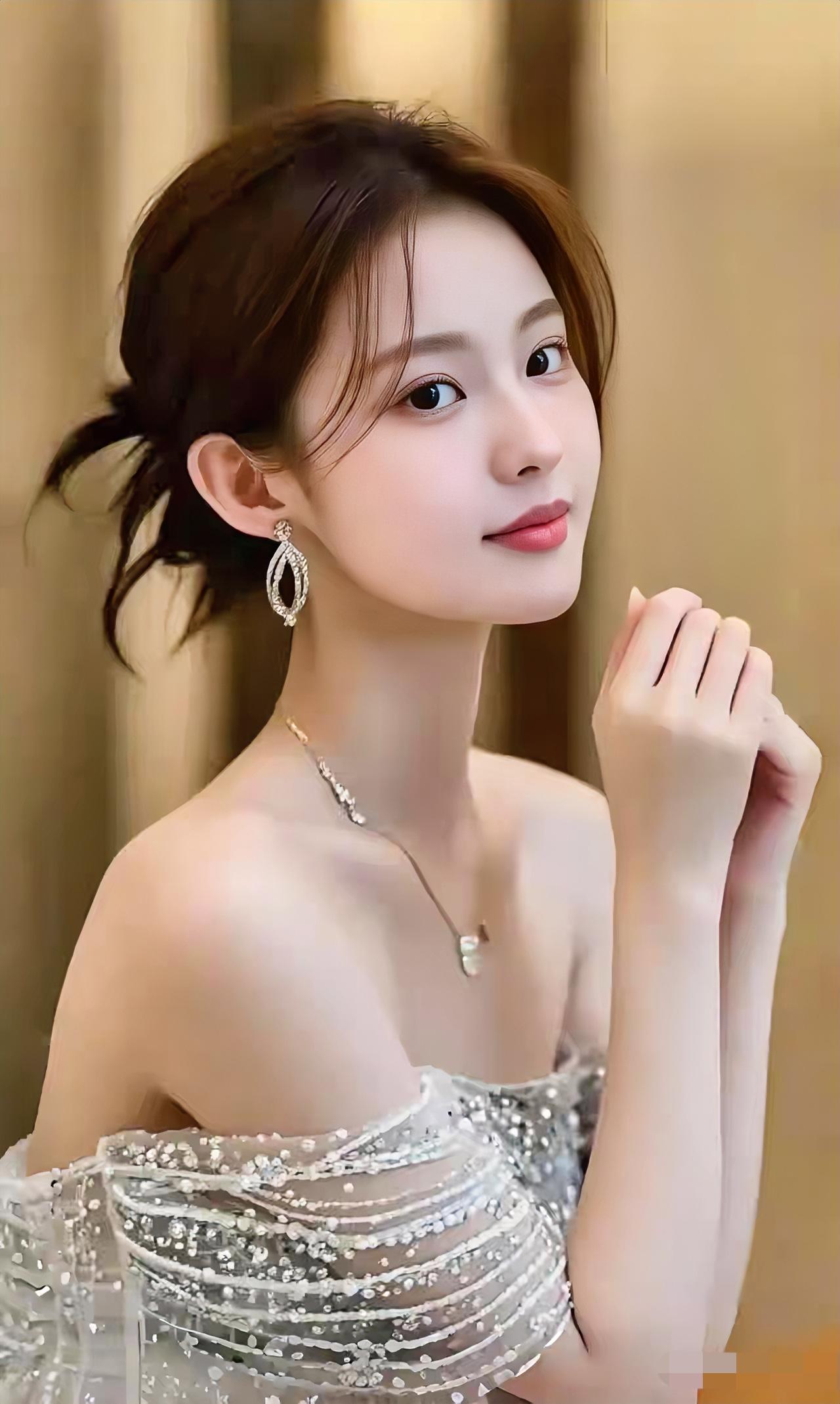 自然美，是灵魂的芬芳，
自然美从不靠浓妆艳抹堆砌。
它是清晨阳光里，
眼眸中未被