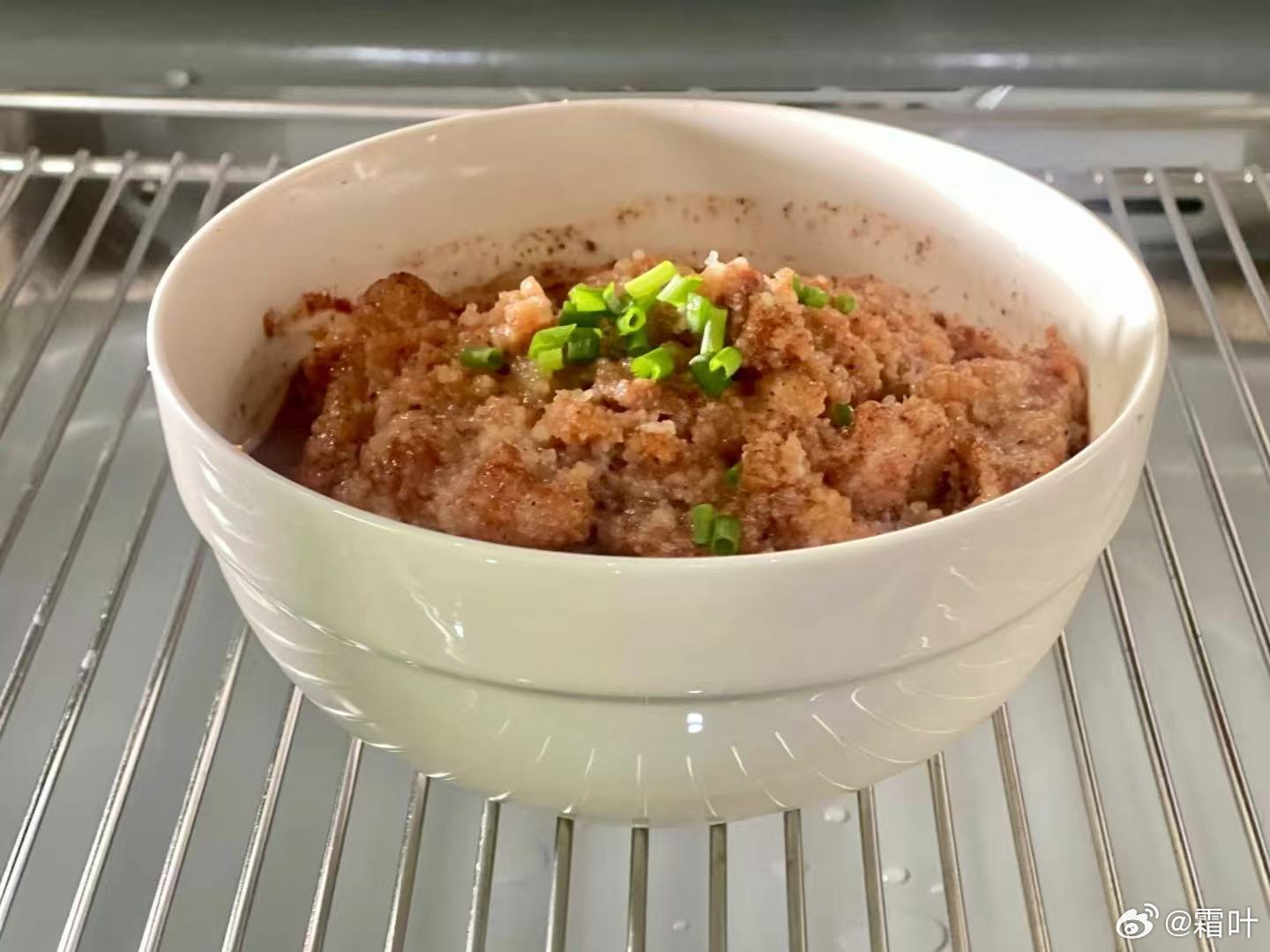 早上醒来，清晰的想起了粉蒸肉。那是小时候我最爱吃外婆做的一道菜。这一刻深深的感受