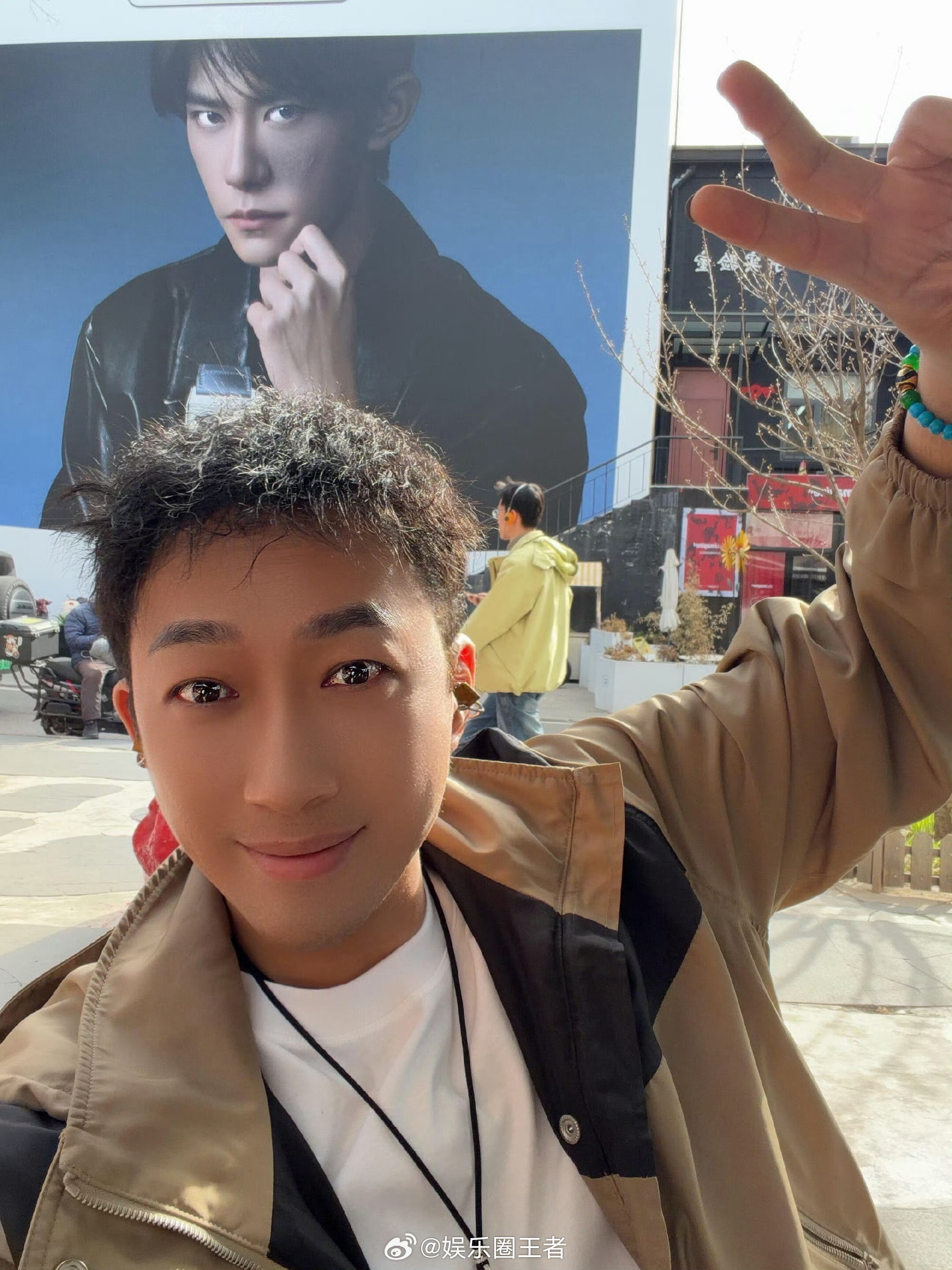 于正跑去打卡了易烊千玺巨幅广告❗️😂 