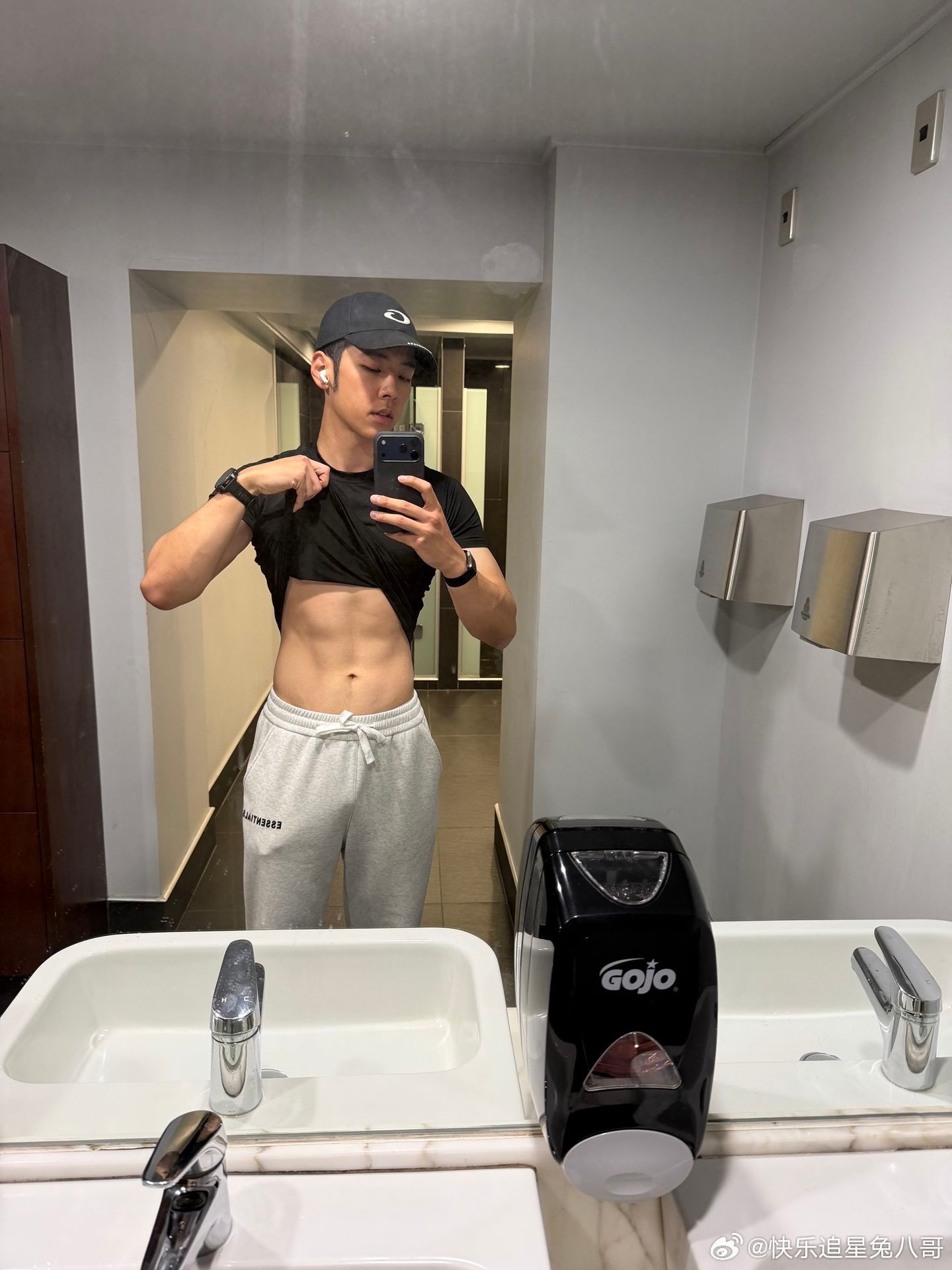 郭涛儿子腹肌照郭涛儿子秀腹肌 郭涛儿子秀腹肌，石头长成大男人了