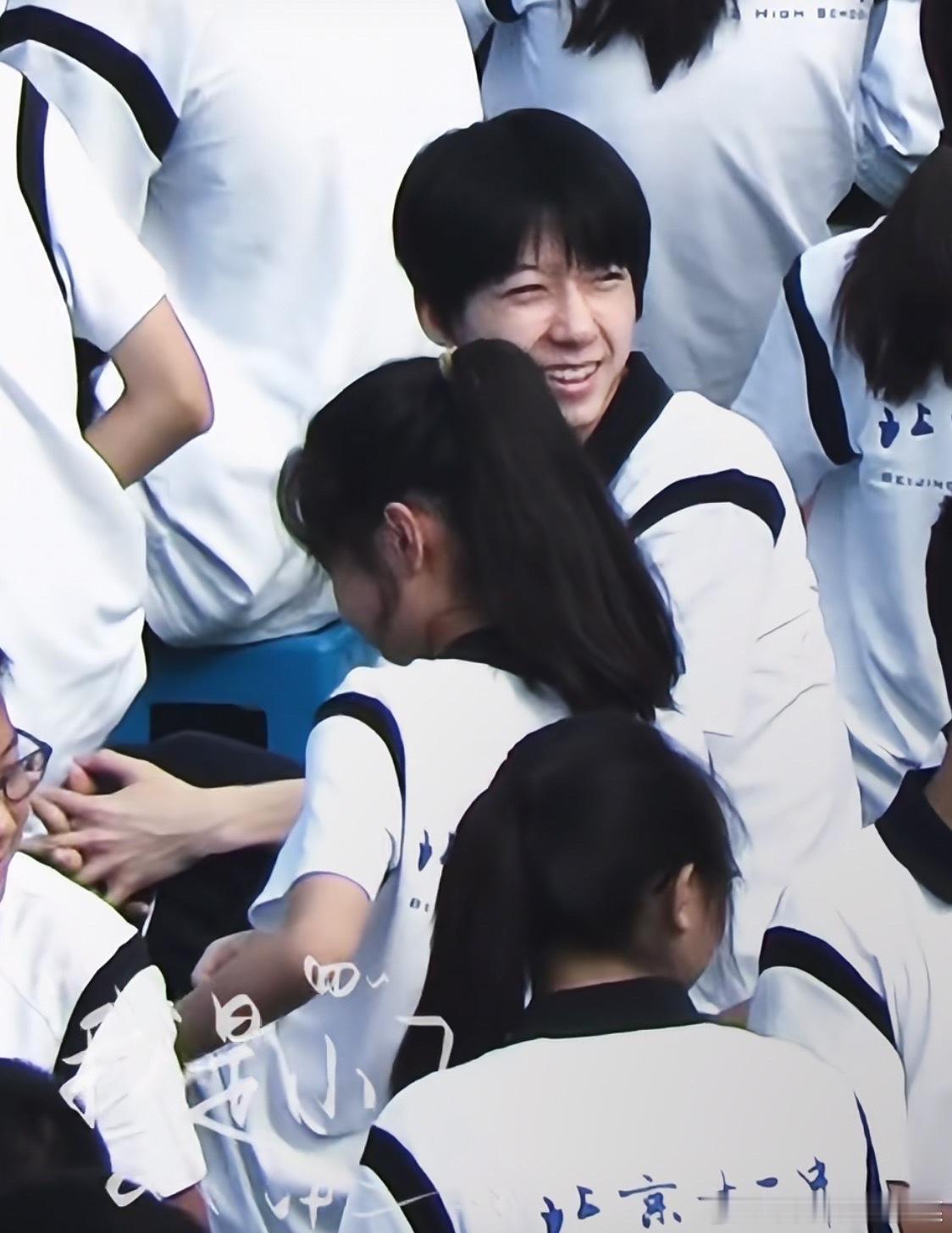 tg杨博文开学典礼笑得很开心 ​​​