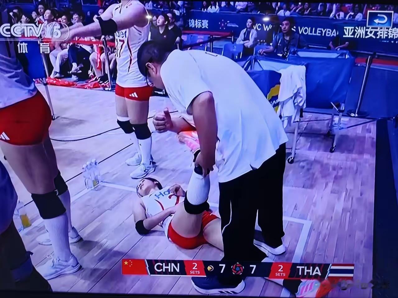 【被忽略的细节，想向各位网友请教解惑】
亚锦赛中国女排对阵泰国女排的第四局末段，