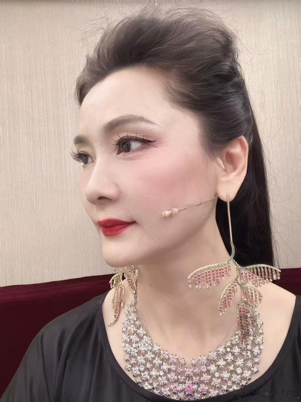一路繁花何赛飞喊话追星者结婚生娃这就是老艺术家嘛 对待粉丝就像身边的朋友一样 很