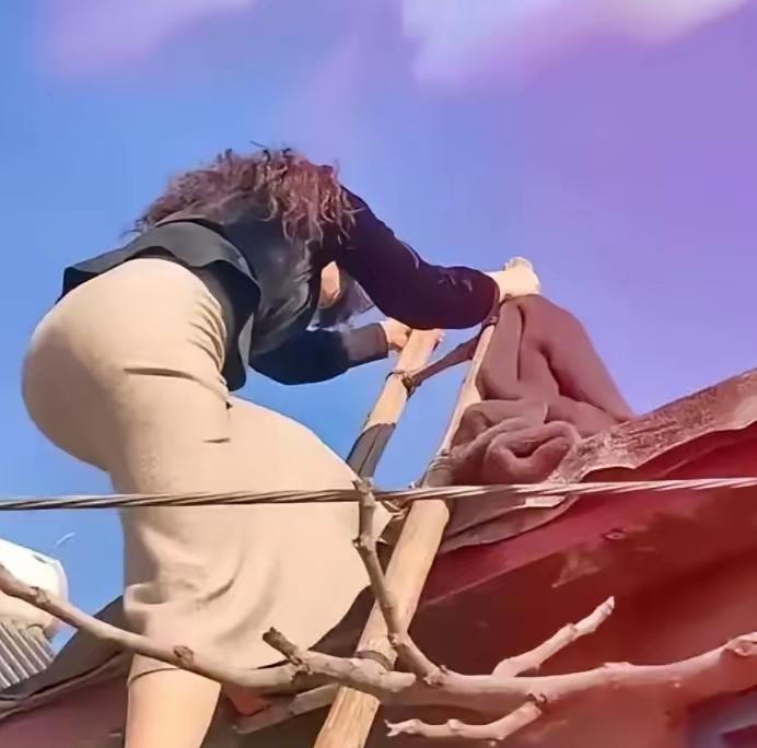 纵欲过度，就是在玩火自焚！某小区一名30多岁的女子，在丈夫远赴国外务工、独自撑起