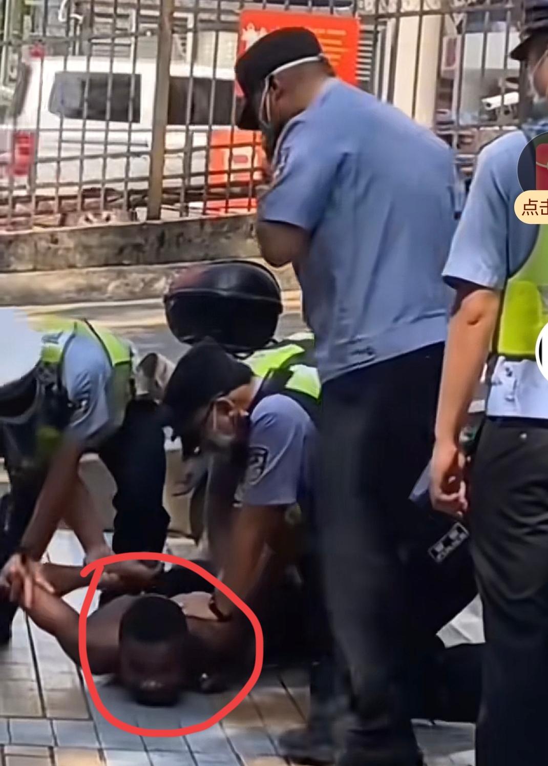 一名外籍男人在中国闹事，面对警察叔叔的执法他拒不配合，你说他是不是脑袋被门夹了？