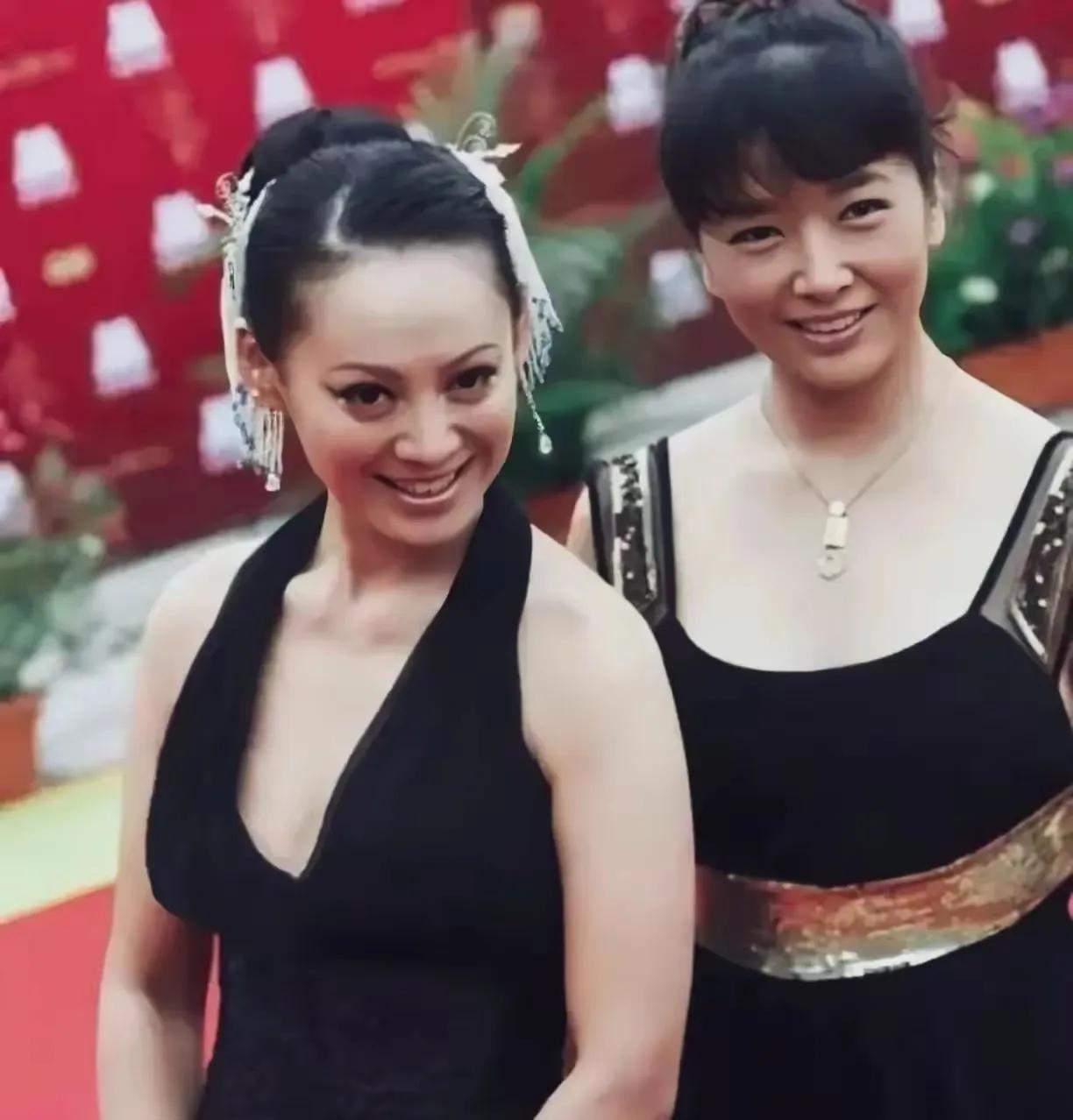她们俩站在一起就是个难题，说不上来谁更好看。宁静有一种野性的美，穿衣大胆，思想开