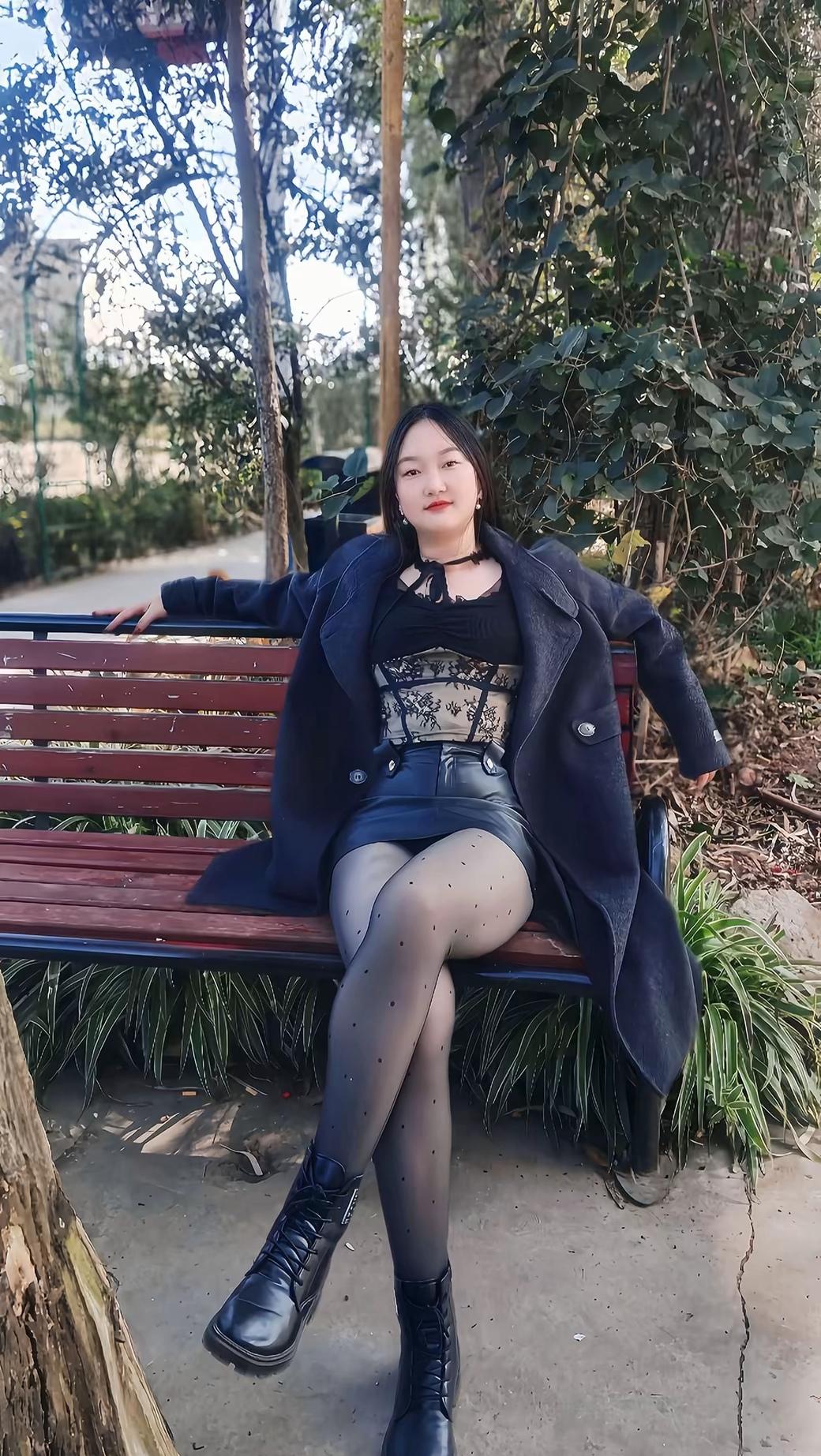 秋日穿搭指南：黑色皮裙+长外套，尽显酷炫风！🍂👗🧥