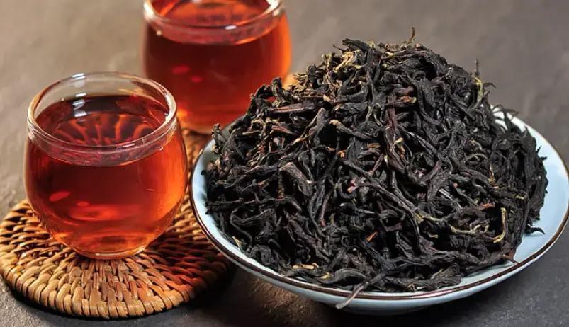 45岁男人半夜疼到满床打滚，送医一查双肾多发结石，最大近1厘米，全因他自认养生却