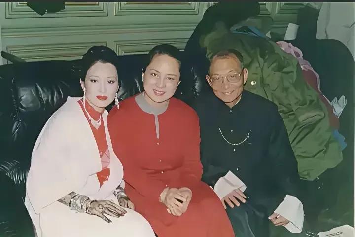 你三位明星你如果都认得，你也是个小老人了，尤其那位男士，他在电影《渡江侦察记》里