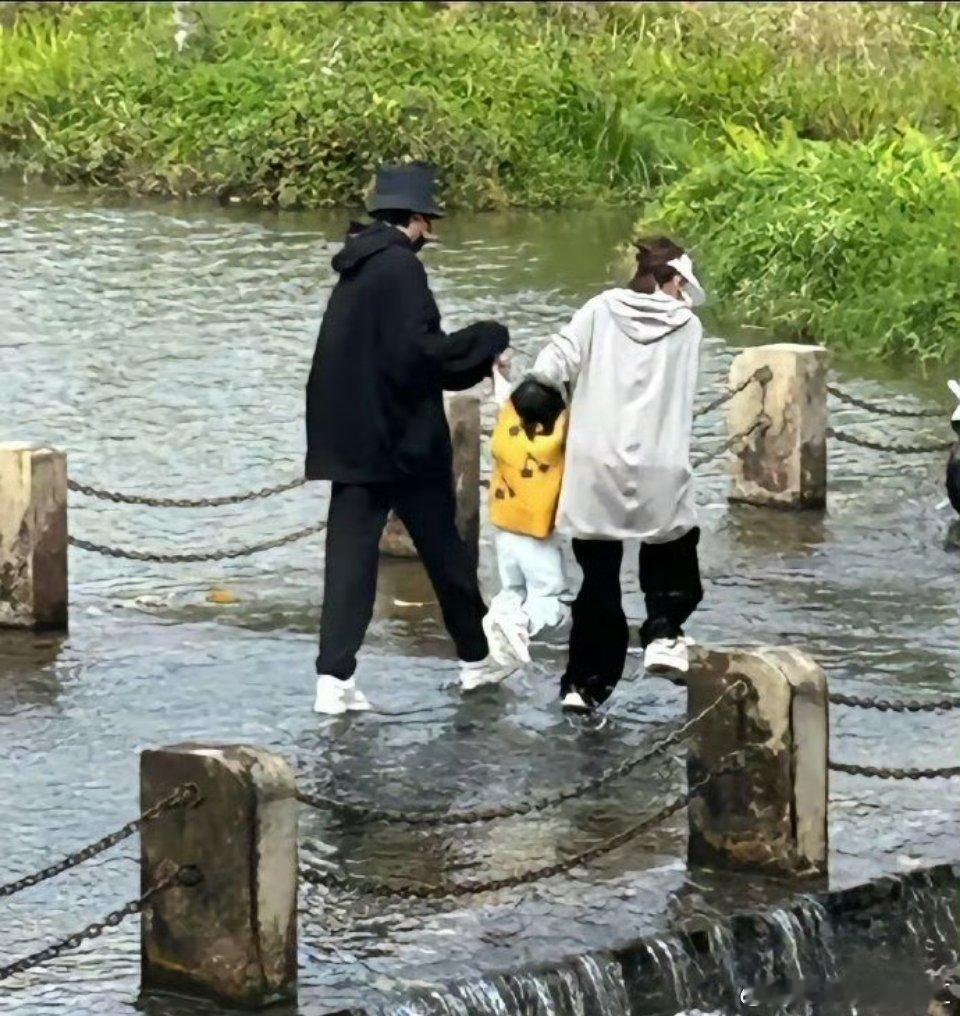 张若昀唐艺昕带女儿踩水 挺好的一对父母，让孩子拥有快乐的童年，值得点赞！ 