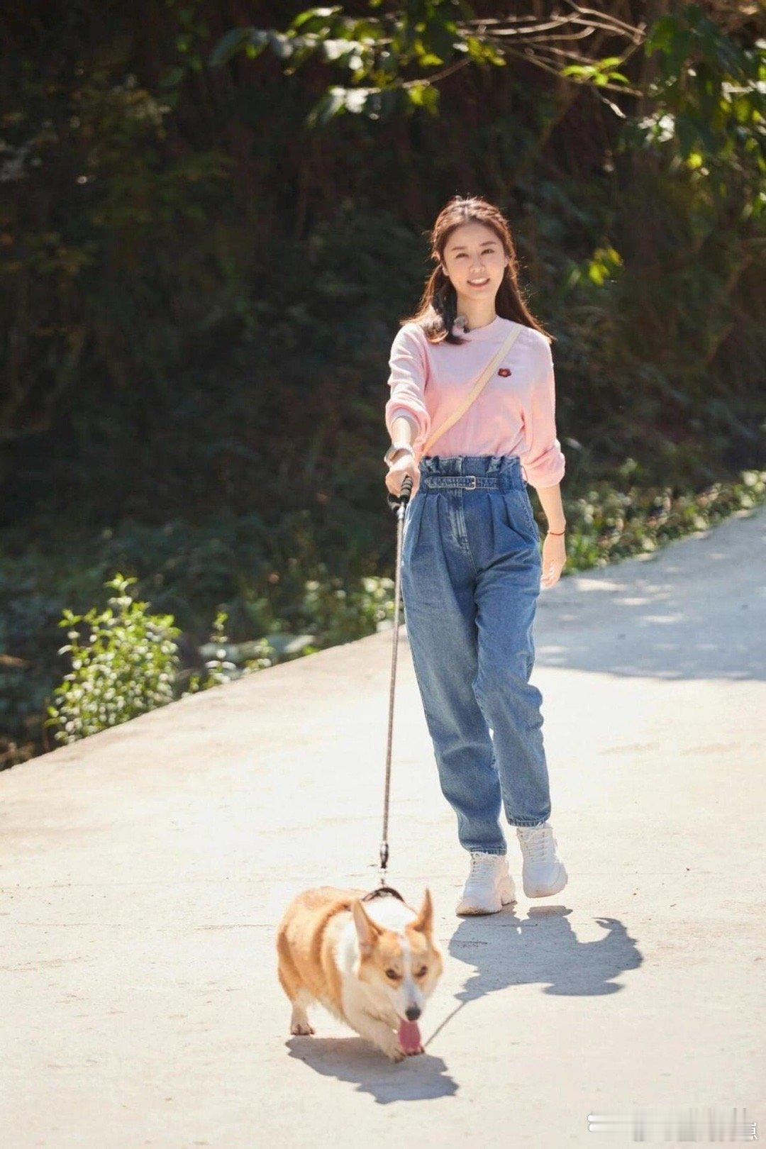 50岁林心如状态也太绝了！粉色卫衣搭配牛仔裤，减龄又元气，完全看不出年龄～ 