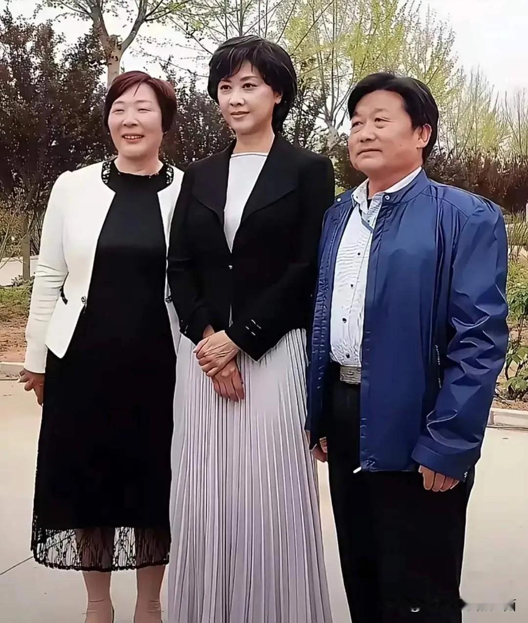 几十年难得一遇的美女，真是好看，老了还是那么端庄。看她留着短发跟以前年轻时候的发