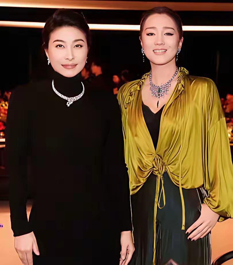 浓妆艳抹的郭晶晶，终究还是比不上素面朝天的巩俐。巩皇就是巩皇，即使她总是喜欢素颜