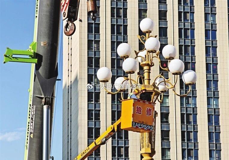 10月13日，新建路改造工程施工现场，工人在安装路灯。此次安装的路灯采用中华灯灯