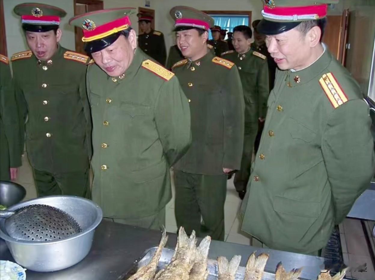 领导下厨房，生活大改善：上级首长深入一线检查战士日常生活保障