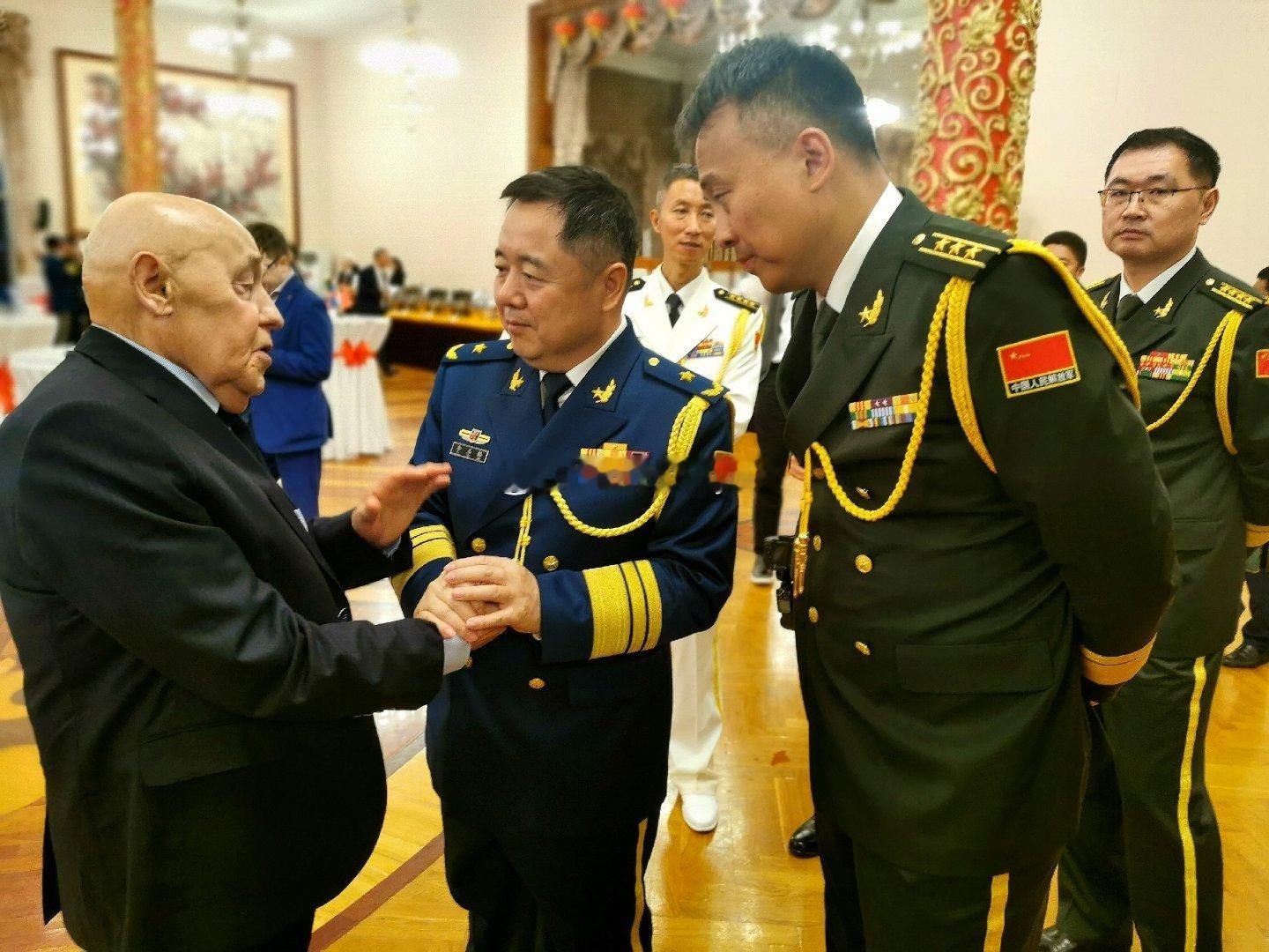 他俩认识吗这手抓得跟姑舅亲似的