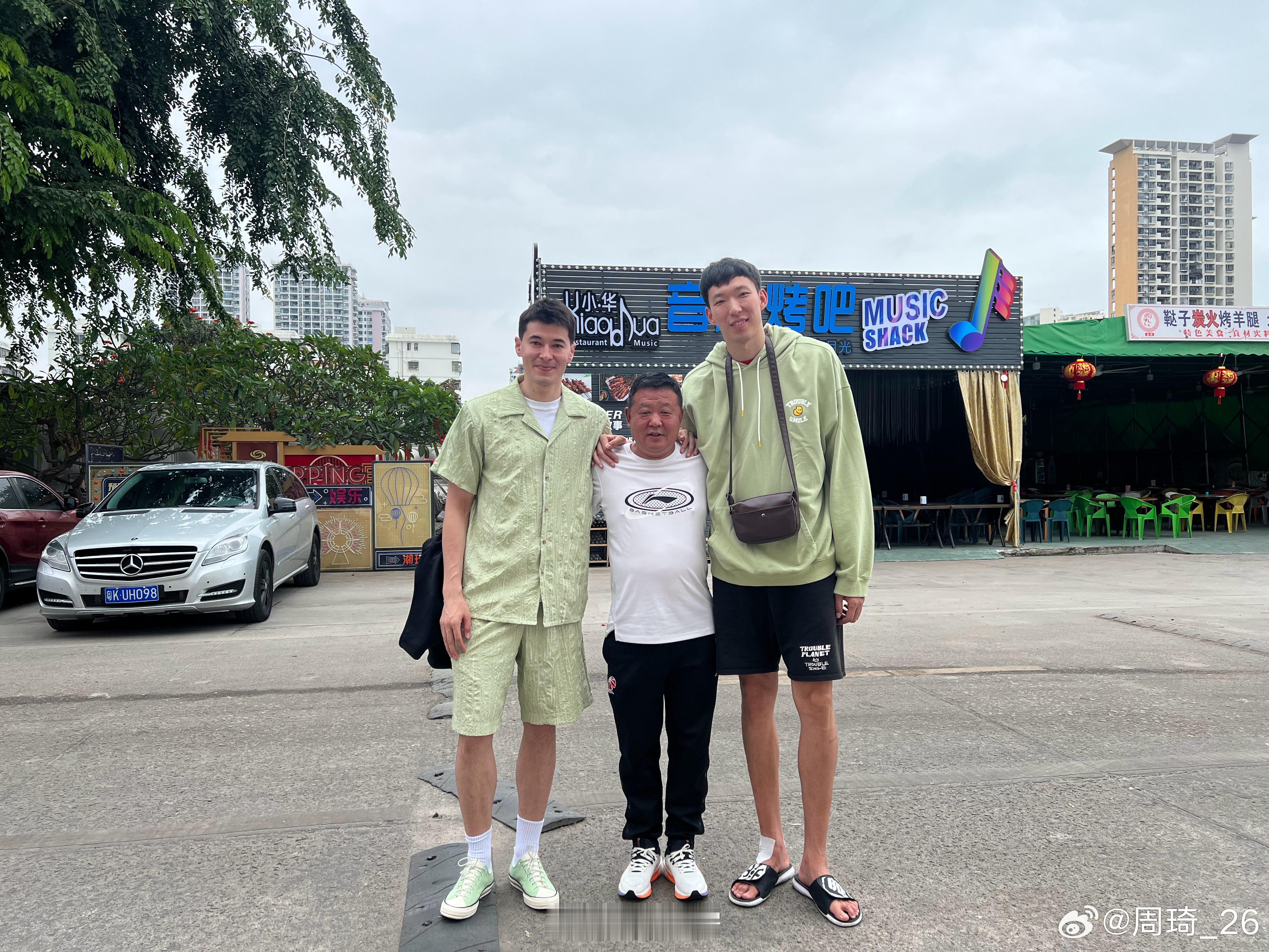 想起一首歌～不要以为穿上情侣装 就可以装情侣[doge]#cba炫时刻##小卢篮