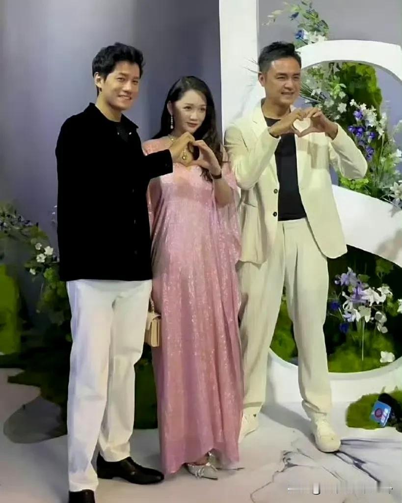 陈乔恩刚办完自己的婚礼，就去参加萧敬腾的婚礼了！喜事连连！