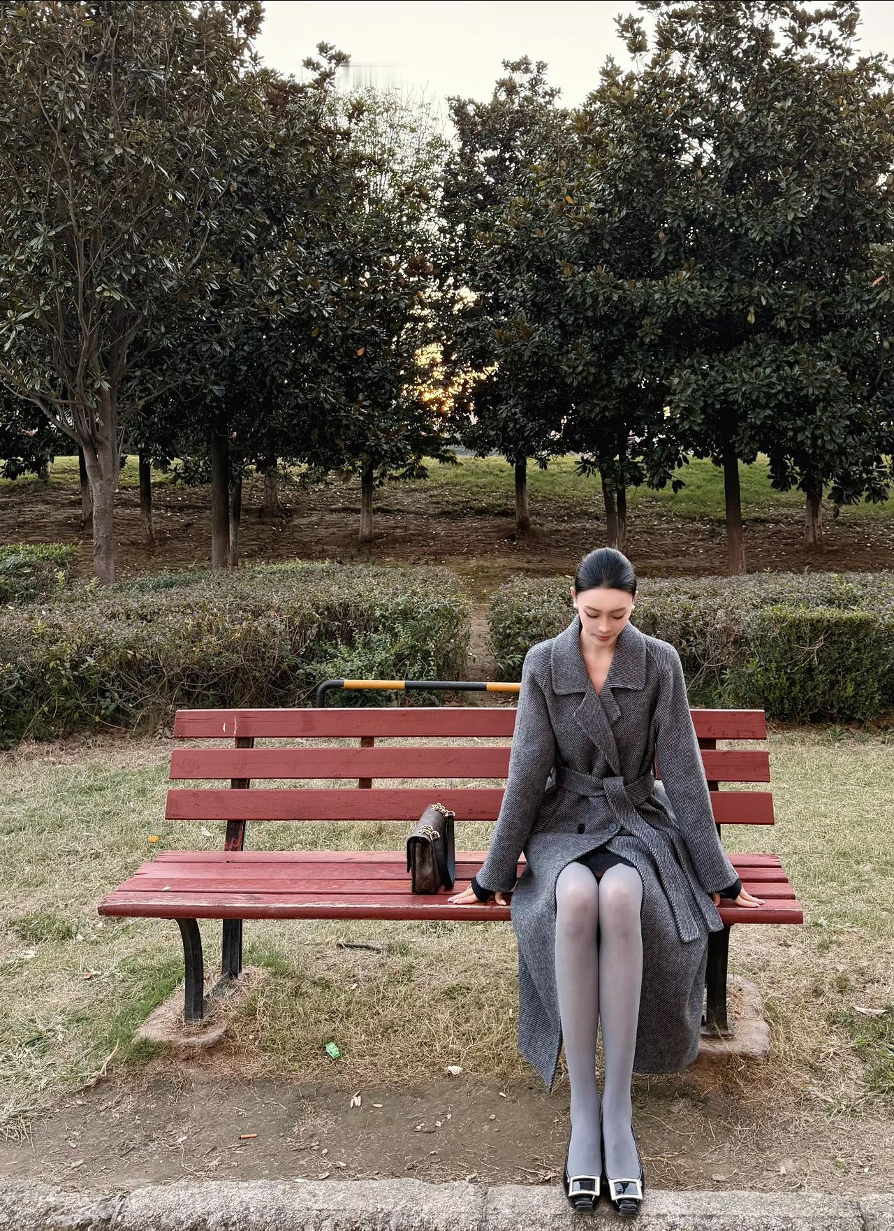 是紫色大衣好看，还是灰色大衣好看呢？