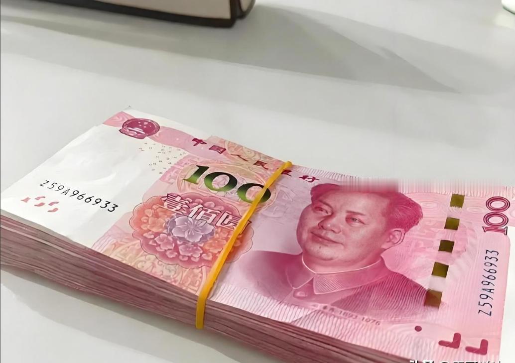 云南保山，一男子存了1万，定期3个月，到期利息49.5元，刚过俩月，男子身份证和