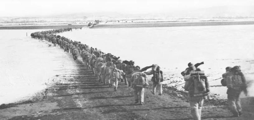 120万大军入朝，19万将士埋骨他乡，8年驻守帮人家重建了整个国家。结果1958