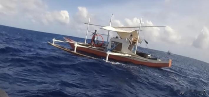 菲方人员持刀威胁中国海警画面公开

12月15日，影像画面公开，面对中国海警执法