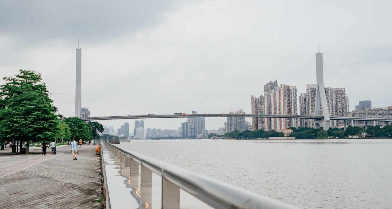 工业风与江景相伴：广船滨江公园
这里是百年船厂的旧址，保留了巨大的塔吊和船坞，工
