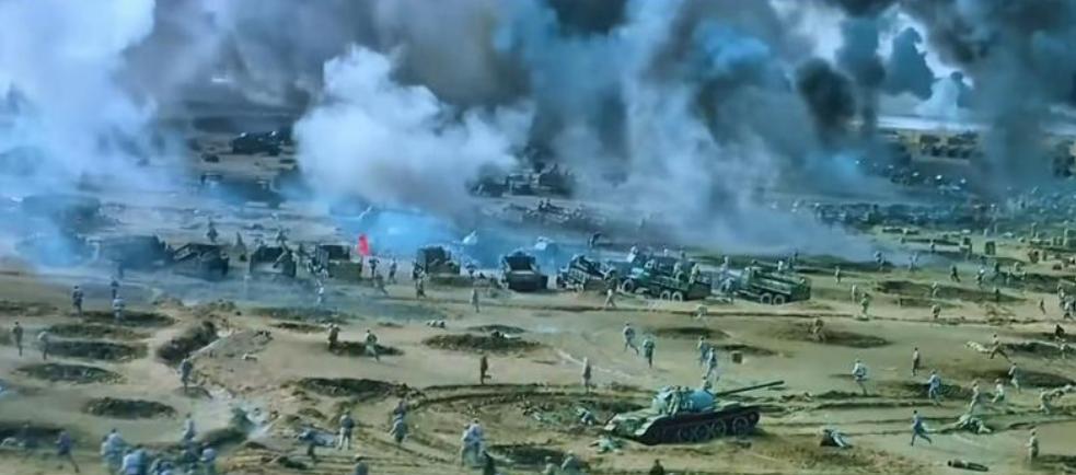 中国13万军人集体当群演，耗费100公斤血浆170万发子弹，只为拍这部电影。
 