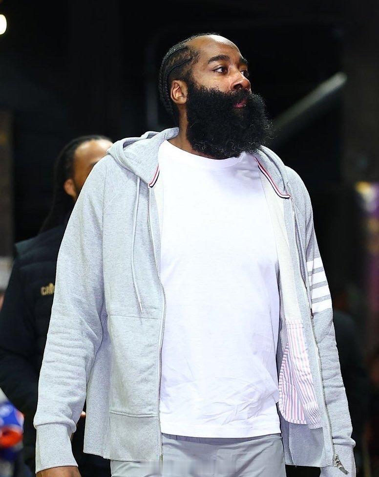 根据TMZ的报道，NBA骑士球员詹姆斯-哈登被指控非法携带武器，目前已被逮捕。哈