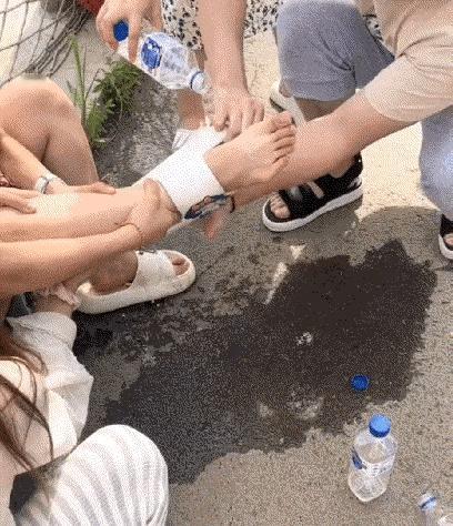 图一：妹子奔跑的速度能有多快？鞋子都进去拉不出来了。
图二：大哥用的是什么点火材