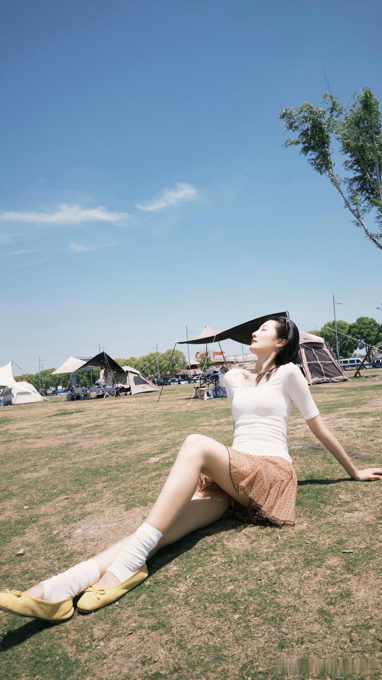 女孩子怎么穿搭既时尚又好看? 夏日清新穿搭，绿意盎然中绽放优雅