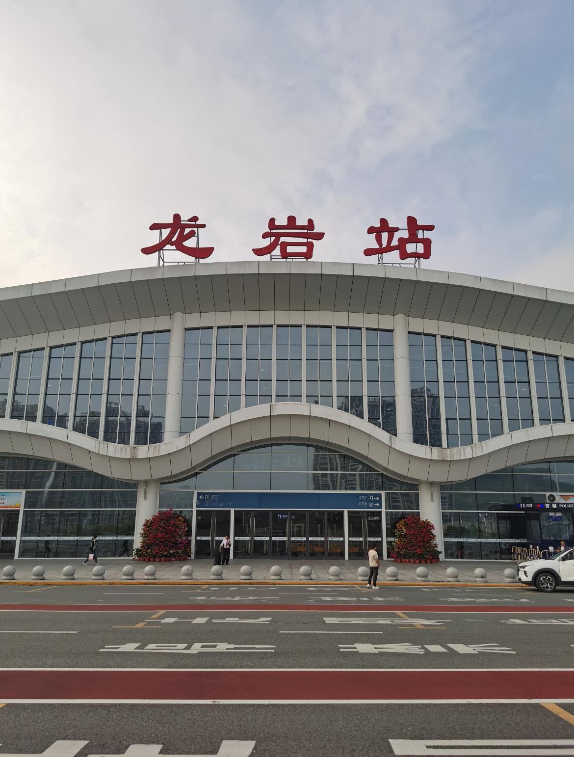 在福建西部，有一座低调的四线小城龙岩。它或许没有一线城市的繁华喧嚣，却孕育出了两