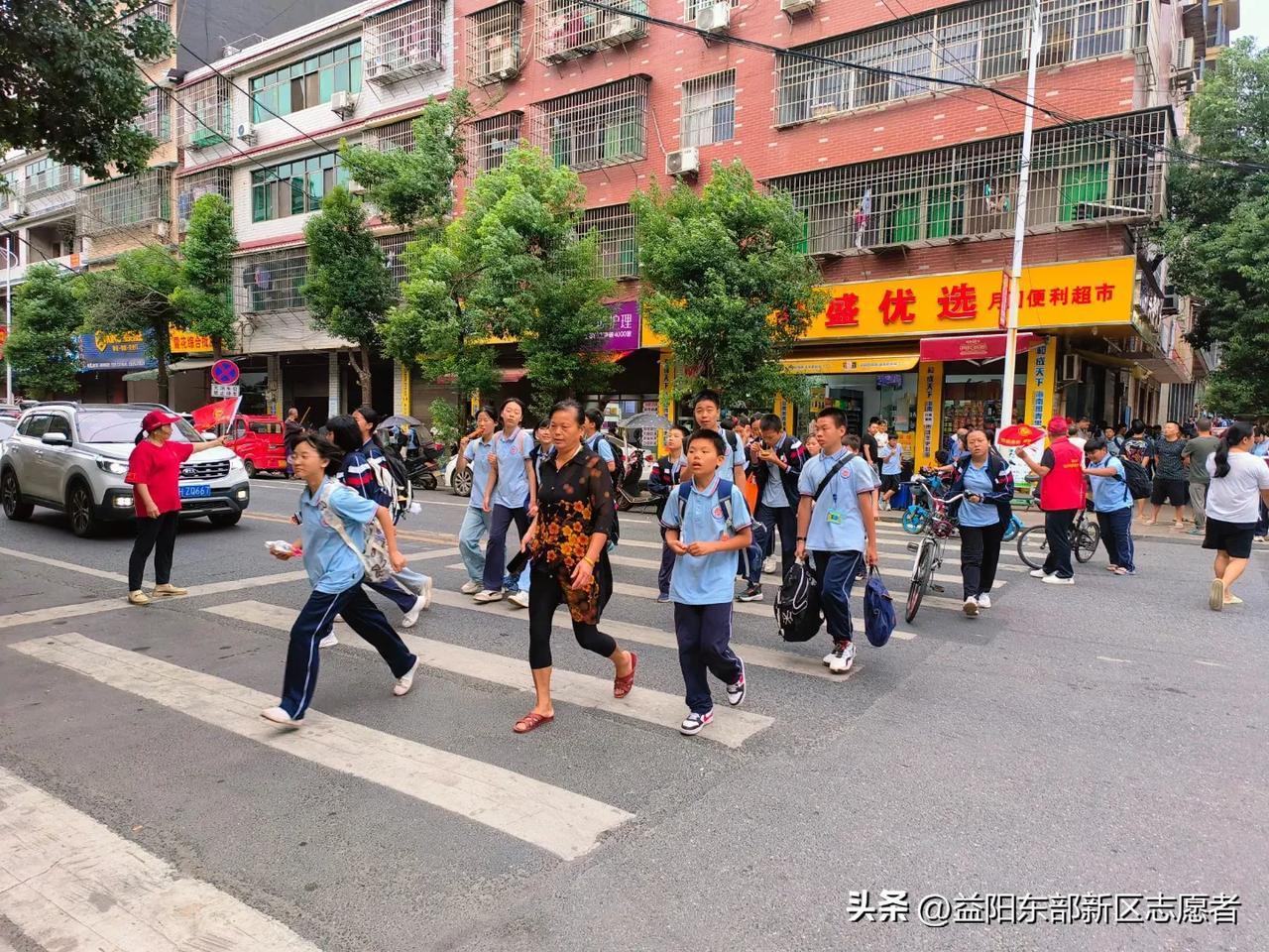 国庆假期前暖心护学活动

　　为迎接国庆长假，9月30日下午，益阳市东部新区志愿