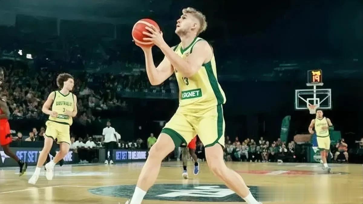 北京时间8月18日NBA火箭队新援中锋球员兰代尔在代表澳大利亚与南苏丹的热身赛中