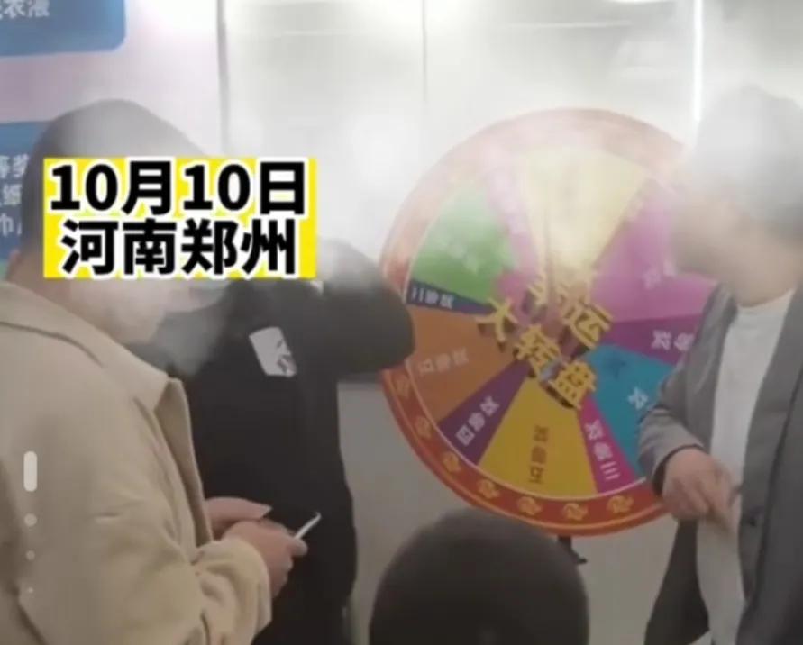 10月10日，河南郑州，顾客在商场活动中抽中了一等奖，老板当场开除员工，称中奖无